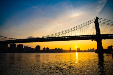 Aşağı Manhattan 'ı Canal Caddesi' nden Brooklyn 'e bağlayan köprü. New York şehir mimarisi. New York 'taki Manhattan Köprüsü. Manhattan 'daki tarihi köprünün mimarisi. New York 'ta gün batımı.