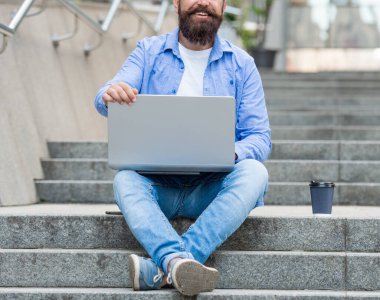 Serbest çalışan bir adamın bilgisayarında görüntülü arama var. Freelancer 'ın dışarıda görüntülü görüşmesi var. Freelancer 'ın kahve molasında video görüşmesi var. Man Freelancer 'ın dışarıyla görüntülü görüşmesi var..