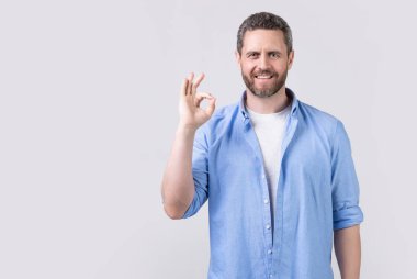 Neşeli, mükemmel bir adam, iyi bir jestle Grey 'de izole edilmiş. Stüdyoda iyi bir jest yapan mükemmel bir adam. Harika bir jestle mükemmel bir adamın fotoğrafı. Mükemmel jestli bir adam..