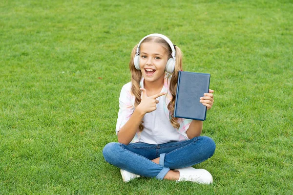 Edukacja Muzyczna Podczas Czytania Styl Życia Nastolatki Świeżym Powietrzu Nastolatka — Zdjęcie stockowe