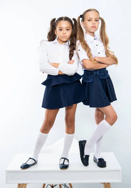 ハイスクール教育 学校の制服ファッション 机の上にいる子供たち 学校の制服を着た2人の女の子 教育と知識について 制服を着ている子供たち スタイリッシュなユニフォームを着用 — ストック写真
