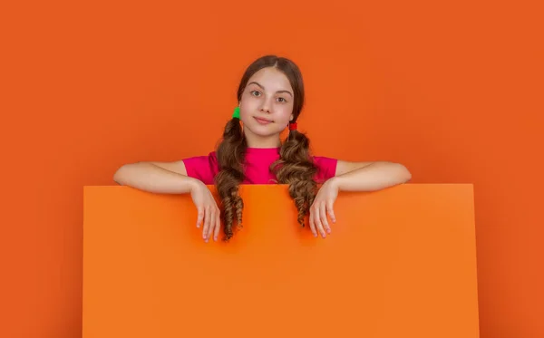 Sonrisa Infantil Detrás Papel Naranja Blanco Con Espacio Copia Para —  Fotos de Stock