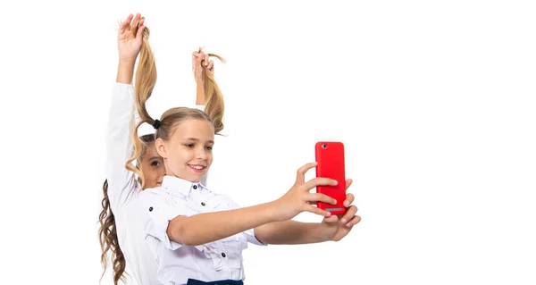 学生们在教室里自费 回学校去女孩有自己的时间 学校的朋友写博客 用手机自拍 享受头发的乐趣 — 图库照片