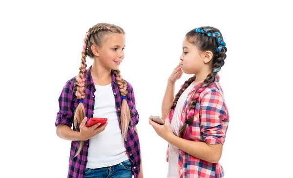 学生们聊天 两个女孩在电话里聊天 女孩们进行了热烈的对话 与女生聊天 分享故事和欢笑 在网上讨论博客 — 图库照片