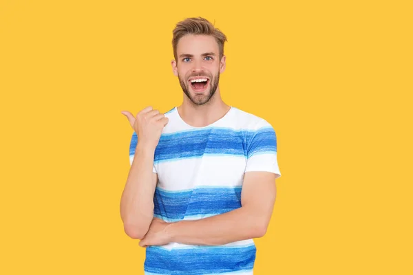 Szczęśliwy Mężczyzna Letniej Koszulce Oferuje Sprzedaż Mężczyzna Oferuje Skorzystać Letniej — Zdjęcie stockowe