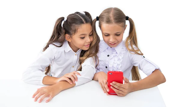 学生们在教室里自费 回学校去女孩有自己的时间 学校的朋友写博客 用手机自拍 朋友们分享欢笑 — 图库照片