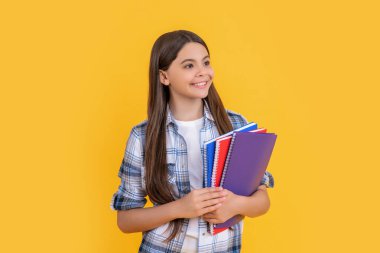 Okulda öğrenme konuları. Kız çocuk eğitimi. Okula dönüyorum. Genç kızlar için okul eğitimi. Genç kız öğrenci çalışma kitaplarını tutuyor. Çocukluktan beri bilgi edinmek. Okul öğrenimi.