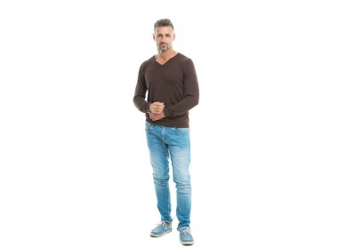 Sıradan erkek kıyafetleri giyen bir adam beyaz arka planda izole edilmiş. Günlük yaşam için modaya uygun erkek giyim tarzına sahip şehirli olgun bir adam. Stüdyoda rahat giyinen yakışıklı bir adam. Gündelik giyinmiş yakışıklı bir adam..