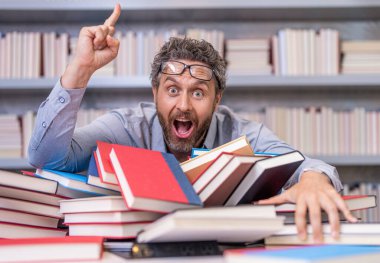 Kitaplı üniversite eğitimi. Okul öğretmeni eğitimi sever. Okul kütüphanesindeki kitap kurdu ineği. Üniversite profesörü öğrenme ve öğrenme. Okul eğitimi. Okula dönüyorum. fikir ilham.