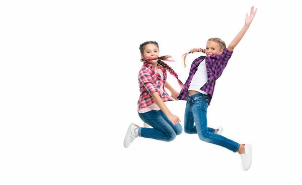 Meisjes Die Plezier Hebben Springen Vriendschap Van Twee Kinderen Gelukkige — Stockfoto