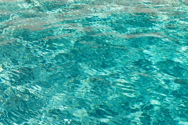 분리된 청록색 수영장 배경의 이미지 Defocused 청록색 수영장 잔물결과 Defocused — 스톡 사진