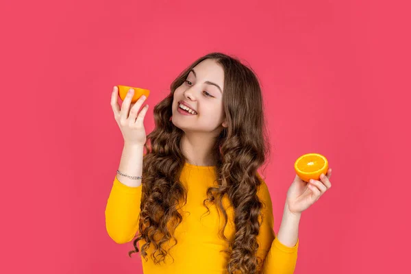 Θετική Έφηβος Παιδί Κρατήστε Πορτοκαλί Φρούτα Ροζ Φόντο — Φωτογραφία Αρχείου