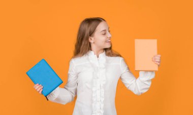 Lise öğrencisiydim. Genç kız ödevlerini defterle yapıyor. Çalışma kitabıyla çalış. Mutlu çocuk kitap seçiyor. Okula dönüyorum. Çocukluk eğitimi. Bilgi günü. çocuk defteri tut.