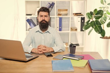 Ofis masasında oturan ciddi profesyonel bir adam el sıkışıyor, profesyonellik yapıyor..