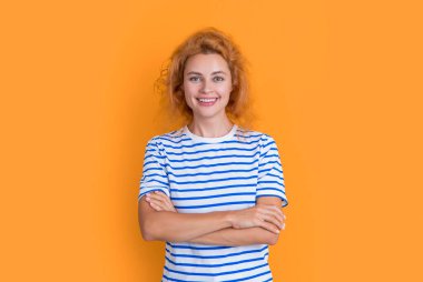 Gülümseyen kızıl saçlı kadın yüzü sarı arka planda soyutlanmış. Stüdyodaki genç kızıl saçlı kadının yüzü. Yetişkin kızıl saçlı kadın yüzü.