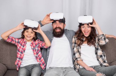 Çocuklu mutlu ebeveynler evde ve aile içinde birlikte vakit geçiriyorlar..