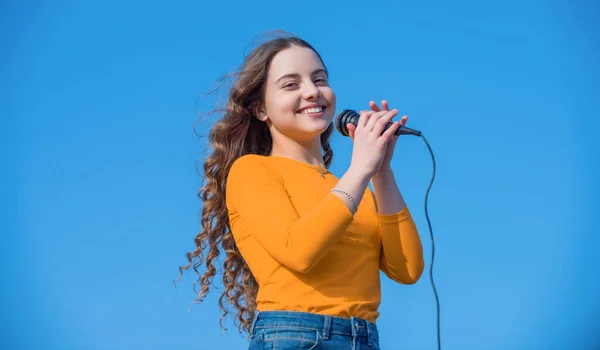 Happy Teen Girl Singing Song Microphone — Stockfoto