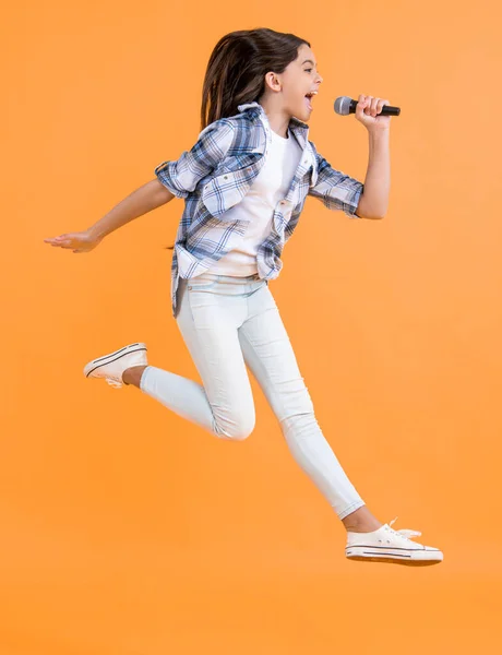 Full Length Teen Girl Karaoke Singer Microphone Teen Girl Karaoke — Zdjęcie stockowe
