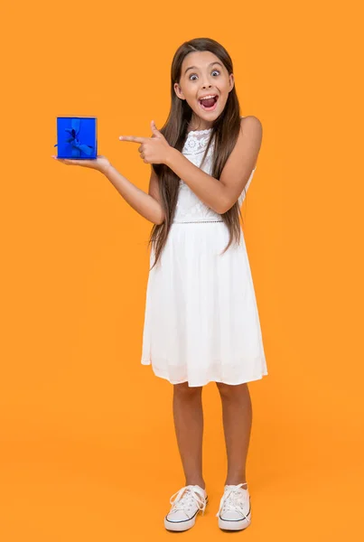 Surprised Teen Girl Pointing Finger Present Box Yellow Background — Fotografia de Stock