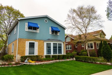 Amerika 'da bir ev. Banliyö mahallesinin mimarisi. Amerikan mahallesindeki yazlık evde. Banliyö evi. Emlak sigortası. Güvenli mahalle..
