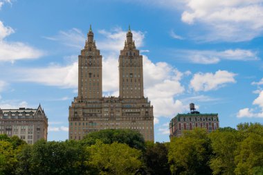 Central Park ve New York 'taki Yukarı Doğu yakası. Park gökdelenle çevrili. Central Park ABD 'den Manhattan binaları. Central Park 'taki Manhattan binasının manzarası. ünlü simge.