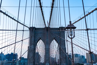 Manhattan ve Brooklyn arasında New York 'ta asma köprü mimarisi.
