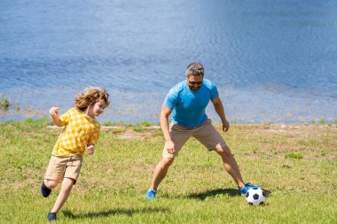 Baba oğluyla iyi eğlenceler. Baba ve oğul dışarıda çocukluk maceralarını yaşıyorlar. Baba ve oğul çocukluklarında futbol oynuyorlarmış. Oğlu ve babasının çocukluk anıları. kalıcı anılar yaratmak.