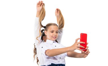 Okula dönüyorum. Kızlar, çocuklar selfie çekiyor. Okul arkadaşları bloglarında ve telefonla selfie çekiyorlar. Okul çocukları sınıfta selfie çekiyor. güçlü dostluk.