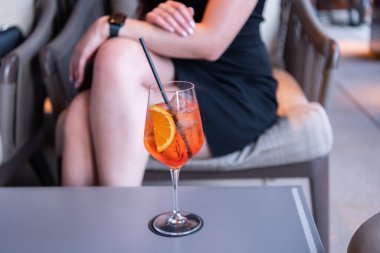 Aperol sprey kokteyli. Barda aperatif var. Yaz tazeleyici kokteyl. Limonata içiyorum. Bir bardak sangria aperatif içeceği. Yaz içkisi. Barda limonata kokteyli. sangria meyveli kokteyl.