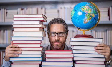 Bilgi ve eğitim kavramı. Sınıfta kitabı olan bir öğretmen. Öğretmenim sınıfta. Öğretmenler Günü. Sınıfta öğretmen. Sınıfta kitapları olan bir coğrafyacı. Öğrenme aşkı.