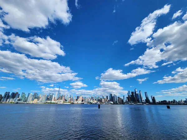 Nowy Jork Usa Maja 2023 Rzeka Hudson Wieżowcem — Zdjęcie stockowe