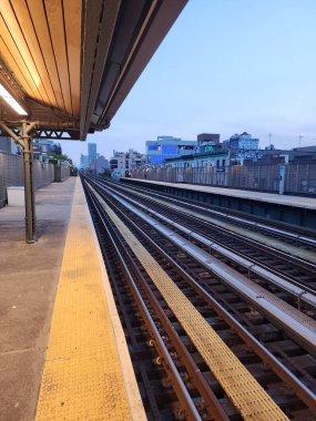 Metro tren istasyonu. Demiryolu taşımacılığı. Toplu taşıma. Yeraltı şehri. Boş metro istasyonu. Metro için raylar. Tren istasyonunda kimse yok..