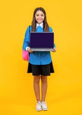 Okul için güzel bir ödev. Genç kızın internette kursu var. İnternetten öğrenim gören bir kız. Dizüstü bilgisayarla uzaktan eğitim. Yeni başvuru. Genç bir kız için sıkıcı bir eğitim. online okul programı.