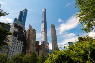 New York, ABD - 22 Temmuz 2023: Manhattan 'ın gökdelen mimarisini gören Central Park. Central Park doğanın şehir tepeleriyle buluştuğu yer..