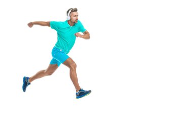 Stüdyoda fotokopi afişiyle koşan sporcu. Koşan sporcu koşucu. Sporcu son sürat bitiş çizgisine doğru koşuyor. Sporcu çalıştırıcı beyaz üzerinde yalnız çalışıyor.