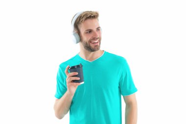 Bin yıllık kulaklıklı mutlu bir adam beyaza izole edilmiş. Bin yıllık kulaklıklı bir adam. Stüdyoda milenyum kulaklıklı bir adam. Kulaklıkla milenyum fotoğrafı..