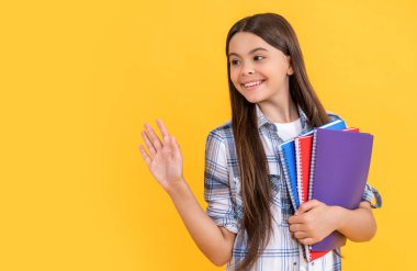 Okula dönüyorum. Genç kızlar için okul eğitimi. Genç kız öğrenci çalışma kitaplarını tutuyor. Çocukluktan beri bilgi edinmek. Okulda öğrenme konuları. Kız çocuk eğitimi. - Merhaba. Boşluğu kopyala.
