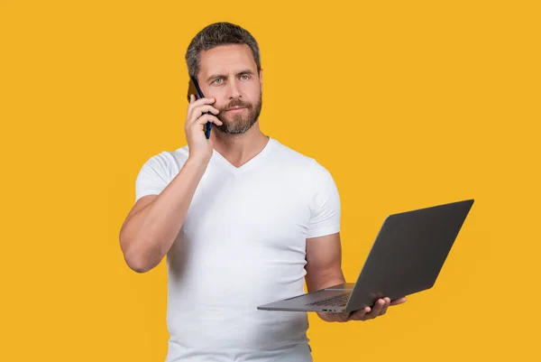 Multitarea Hombre Autónomo Hablar Por Teléfono Hombre Multitarea Freelancing Ordenador — Foto de Stock