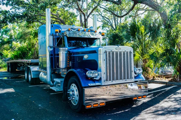 Een Vrachtwagen Amerika Vrachtvervoer Aanhangwagen Oplegger Oplegger Vervoeren Amerikaanse Stijl — Stockfoto