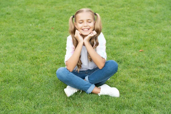 Розслабитися Літньому Газоні Дівчина Спокійно Відпочиває Траві Щасливе Дитинство Дівчинки — стокове фото