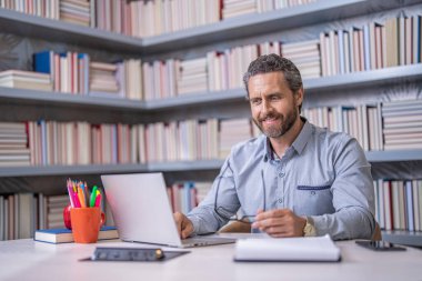 Online okul eğitimi. Estonya 'da dersteydim. Dijital sınıf. Sınıfta öğretmenin online eğitimi. Öğretmenler günü. Öğretmen çevrimiçi eğitim sunuyor. Çevrim içi eğitim.