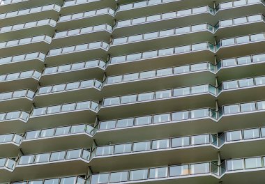 Cam bir balkon. Mimari detay. Mimari yapının arka planı. Modern şehir arkaplanı. Cam ön plan. Mimari. Bina mimarisi. bina arkaplanı.