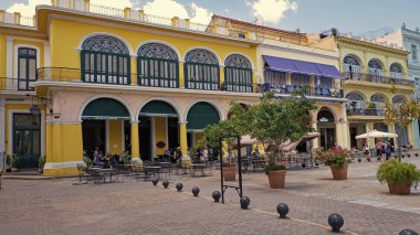Havana, Küba - 02 Mayıs 2019: Eski Havana 'da renkli restoranı olan hedef meydan.