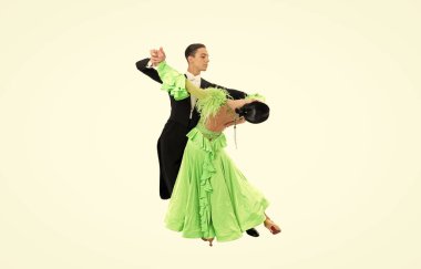 Beyaz stüdyoda balo çifti koreografi dansı. Arka planda balo salonu çifti koreografisi dansı. Balo salonu çifti koreografi dansının fotoğrafı. Balo çifti koreografisi beyaz üzerine izole edilmiş..
