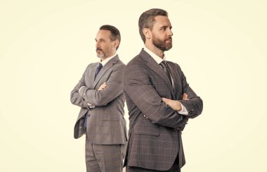 Kendine güvenen iş adamları beyaz arka planda izole edilmiş. İş arkadaşları. İş arkadaşlarının takım elbise giydiği bir fotoğraf. İş arkadaşları resmi giyimde..