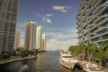 Lüks Miami Metropolis. Yatı olan lüks Miami Metropolis. Lüks Miami Metropolis körfezde. Lüks Miami Metropolis 'in fotoğrafı.