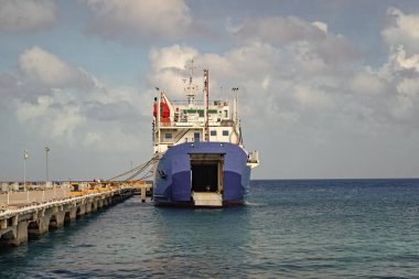 Limandaki feribot gemisi, ön manzara. Limandaki feribot gemisi. Limandaki ya da limandaki feribot gemisi. Limandaki feribot gemisinin fotoğrafı..