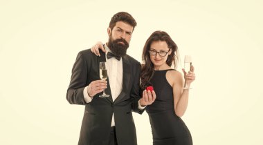 Aile tatilini kutlar. Düğün kurumsal partisi. Şerefe kavramı. Birbirine aşık çiftler. Evlen benimle. Evet dedi. Smokinli bir adam evlilik teklifi yapıyor. Kadın gelin olmaktan mutlu. Çiftler şampanya içer.