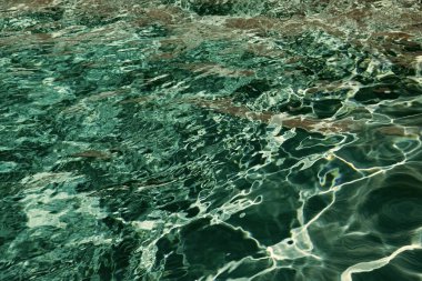 Çözünmüş havuz suyu arkaplanı görüntüsü. Odaklanamayan havuz suyu arka planı. Odaklanmış havuz suyu arka planında dalgalanmalar var. Odaklanmış havuz dalgalı su arkaplanı.