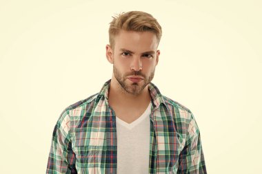 Arka planda bin yıllık bir adamın portresi var. Stüdyoda milenyum adamı. Kareli gömlek giyen bin yıllık bir adamın fotoğrafı. Milenyum adamı beyazlar içinde izole edilmiş..